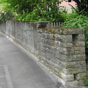Abgestufte Naturstein-/ Betonmauer